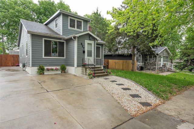 827 40th Pl, Des Moines, IA 50312 - view of front of home featuring roof with shingles