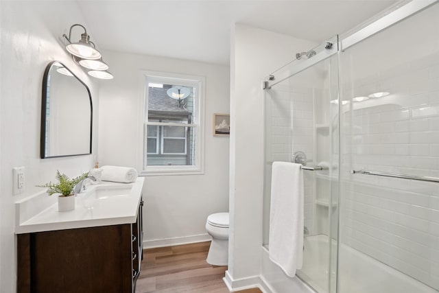 827 40th Pl, Des Moines, IA 50312 - full bath featuring vanity, wood finished floors, and bath / shower combo with glass door