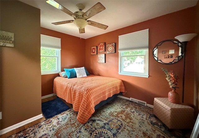 1541 42nd St, Des Moines, IA 50311 - bedroom featuring baseboards and ceiling fan