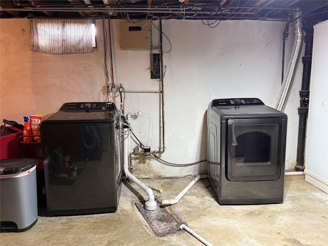 1541 42nd St, Des Moines, IA 50311 - unfinished below grade area featuring washing machine and dryer