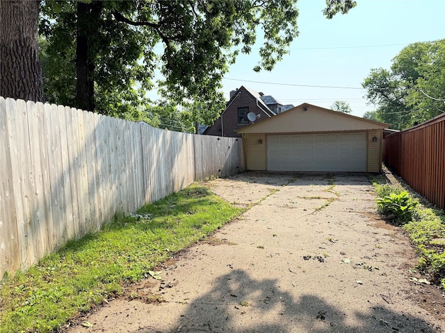 1541 42nd St, Des Moines, IA 50311 - fenced backyard with a detached garage and an outdoor structure