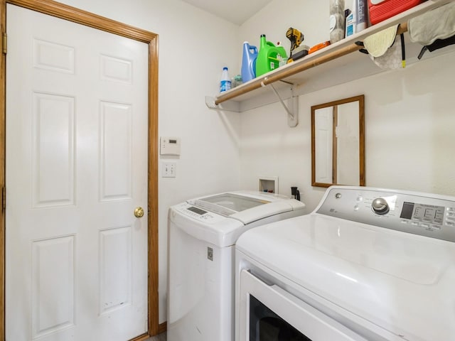 5213 SE 30th St, Des Moines, IA 50320 - laundry area featuring washer and dryer
