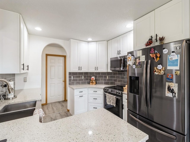 5213 SE 30th St, Des Moines, IA 50320 - kitchen featuring stainless steel appliances, a sink, white cabinetry, and recessed lighting