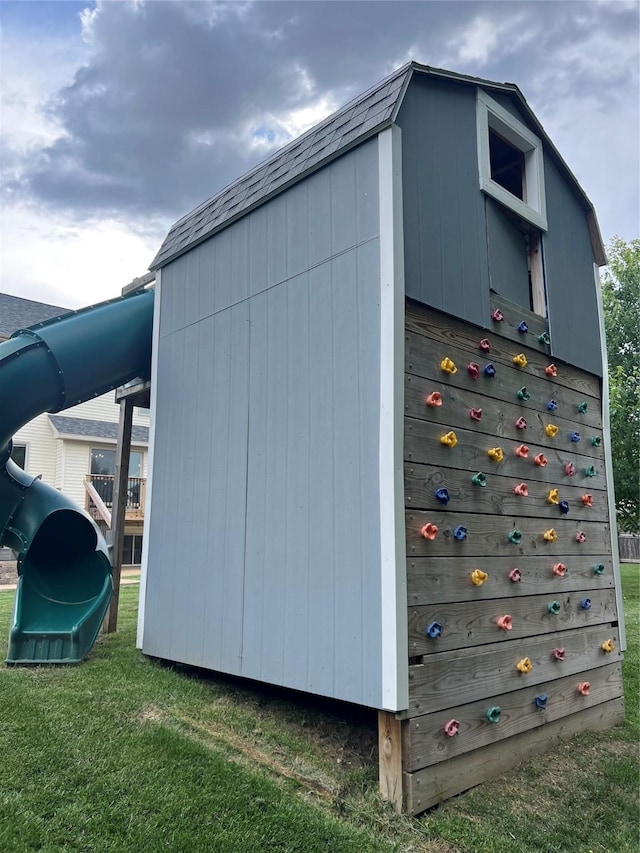 8305 Century Dr, West Des Moines, IA 50266 - view of side of home with a lawn