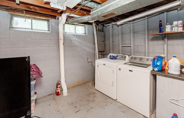 4006 67th St, Urbandale, IA 50322 - laundry area featuring washing machine and dryer and electric panel