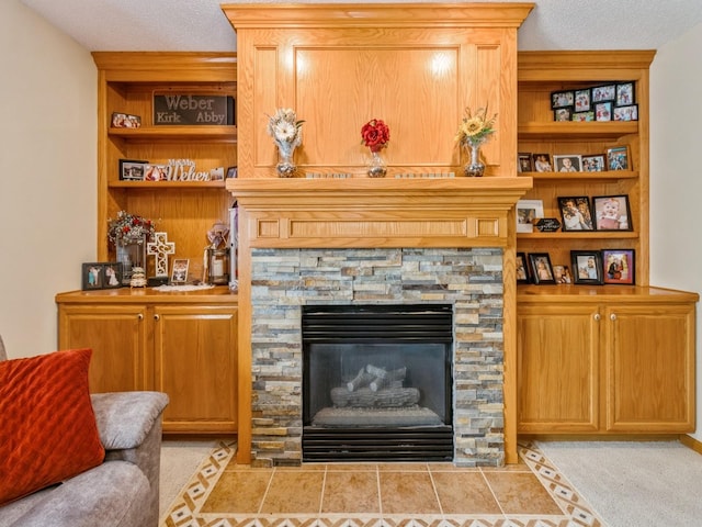 1506 W 17th St S, Newton, IA 50208 - living area featuring a glass covered fireplace and a textured ceiling