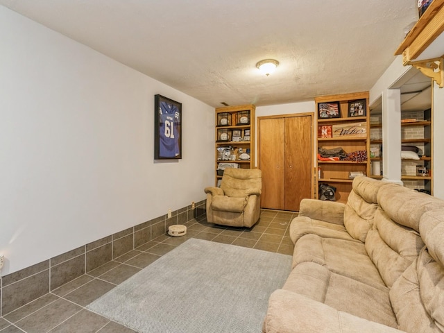 1506 W 17th St S, Newton, IA 50208 - view of tiled living area