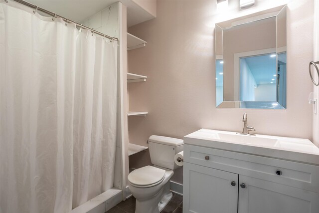 3021 NE 17th St, Ankeny, IA 50021 - full bath with toilet, vanity, and curtained shower