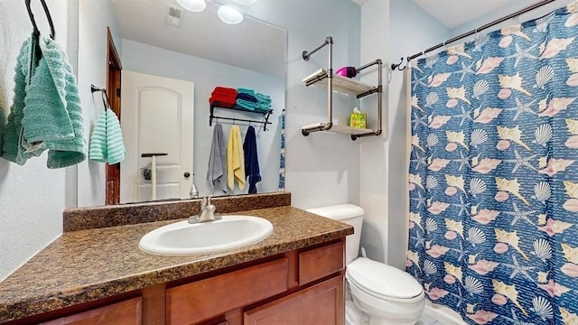 1401 N 6th St Unit 7, Indianola, IA 50125 - full bath featuring toilet, vanity, and a shower with curtain