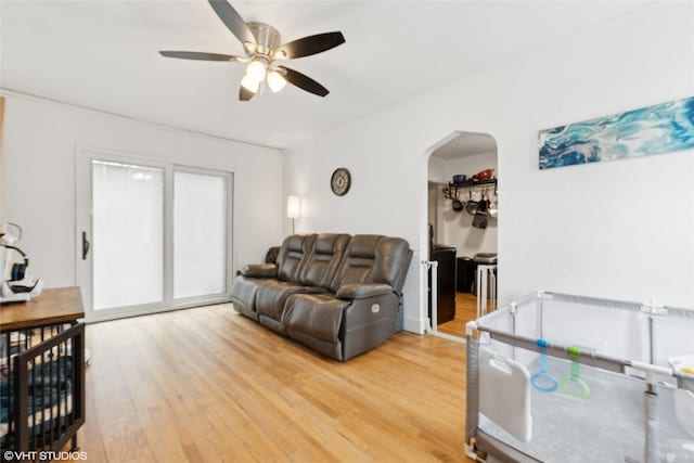 5713 Clark Blvd, Des Moines, IA 50311 - living area featuring arched walkways, ceiling fan, and light wood-type flooring
