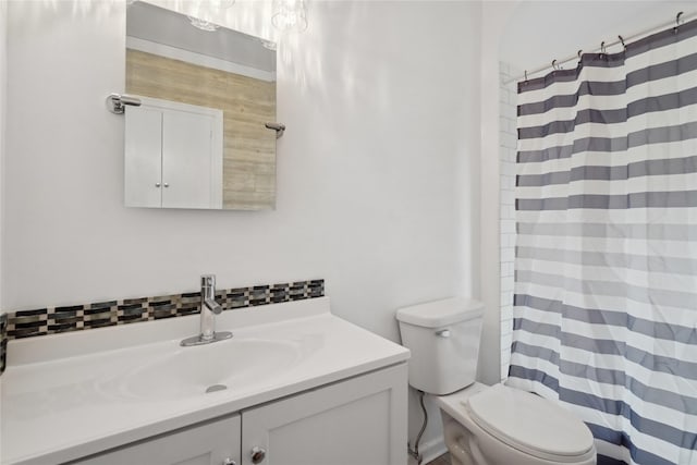 105 N Park Lane Dr, Knoxville, IA 50138 - full bathroom with vanity, toilet, decorative backsplash, and a shower with curtain