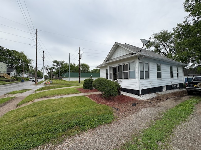 1555 16th St, Des Moines, IA 50314 - view of property exterior with a lawn