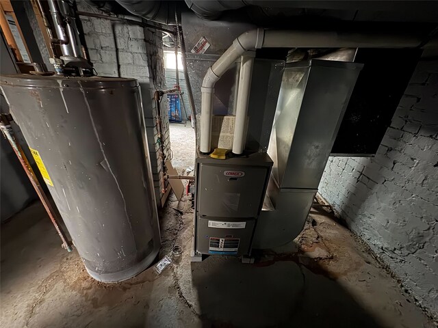 1555 16th St, Des Moines, IA 50314 - utilities featuring water heater