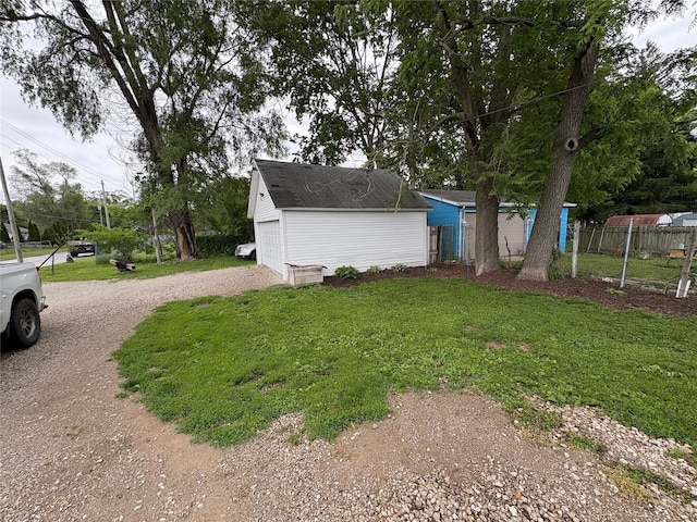 1555 16th St, Des Moines, IA 50314 - view of yard featuring gravel driveway and an outdoor structure