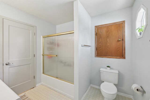 2501 SE 18th Ct, Des Moines, IA 50320 - bathroom featuring toilet, baseboards, and enclosed tub / shower combo