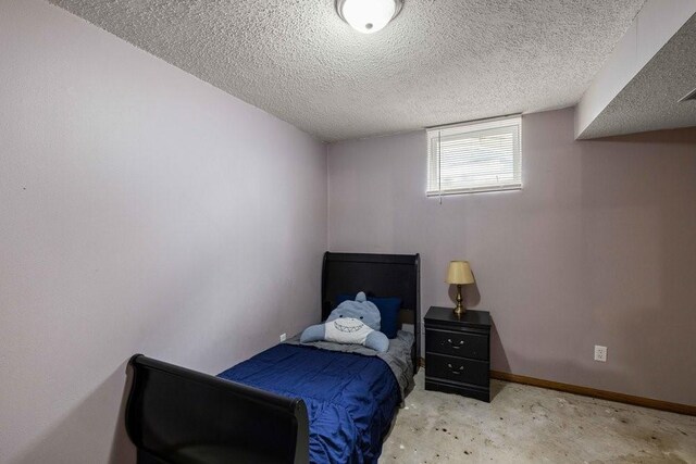 1863 Glenwood Cir, Des Moines, IA 50320 - bedroom featuring a textured ceiling
