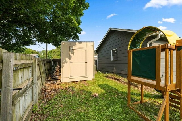 1863 Glenwood Cir, Des Moines, IA 50320 - view of yard
