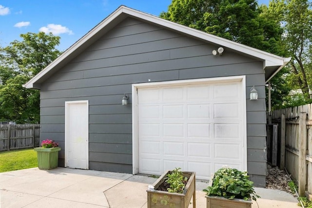 1863 Glenwood Cir, Des Moines, IA 50320 - view of detached garage