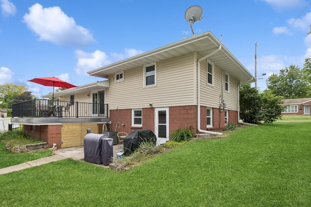 1801 Payton Ave, Des Moines, IA 50315 - rear view of property with a yard