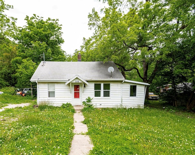 3518 Easton Blvd, Des Moines, IA 50317 - view of front of house featuring a chimney and a front lawn