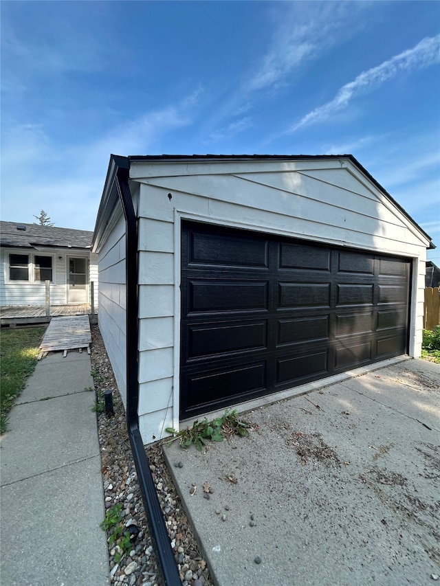 1620 Broad St, Grinnell, IA 50112 - view of garage