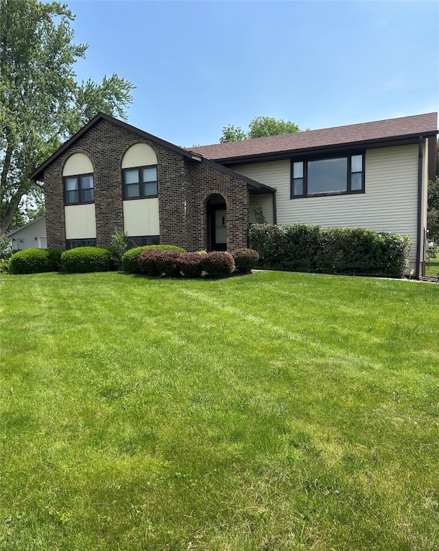 324 E 14th St N, Newton, IA 50208 - view of front of property featuring a front yard and brick siding