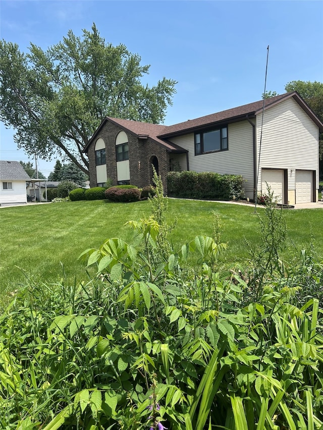 324 E 14th St N, Newton, IA 50208 - view of front facade with a front yard