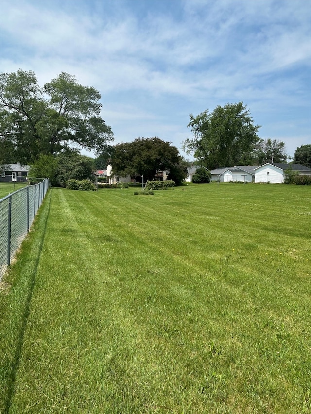 324 E 14th St N, Newton, IA 50208 - view of yard