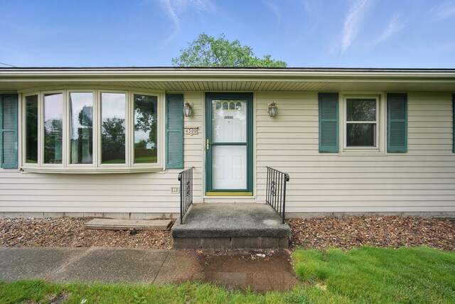 4500 100th St, Urbandale, IA 50322 - entrance to property