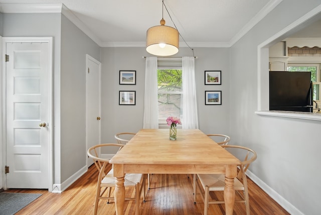 1526 41st Pl, Des Moines, IA 50311 - dining area with light wood finished floors, healthy amount of natural light, baseboards, and ornamental molding