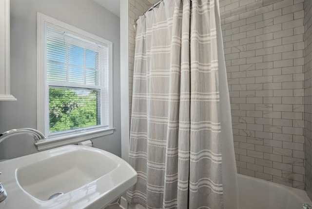 1526 41st Pl, Des Moines, IA 50311 - full bathroom featuring a sink and shower / bath combo with shower curtain