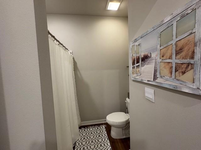 2807 NW 31st St, Ankeny, IA 50023 - full bath with toilet, curtained shower, and wood finished floors