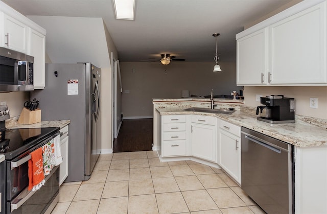 601 Orchard Hills Dr Unit 5011, Norwalk, IA 50211 - kitchen with stainless steel appliances, a sink, a peninsula, ceiling fan, and white cabinetry