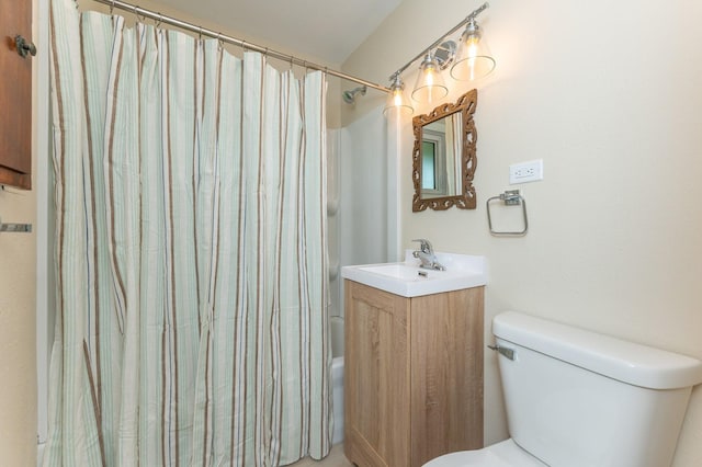 2607 E 39th St, Des Moines, IA 50317 - full bath featuring toilet, shower / bath combo, and vanity