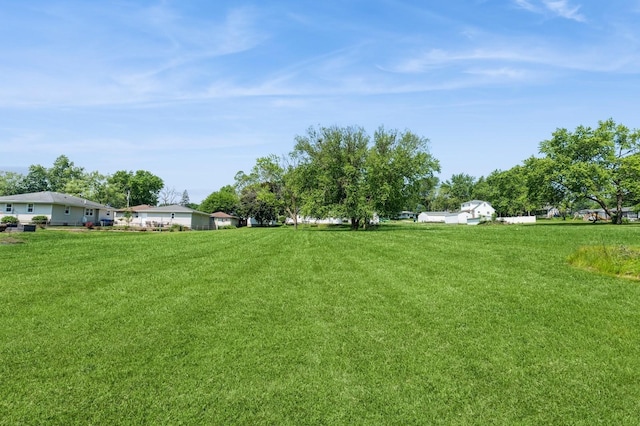 3811 E 30th St, Des Moines, IA 50317 - view of green lawn