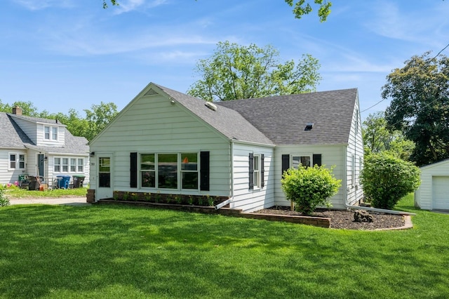 3811 E 30th St, Des Moines, IA 50317 - view of front facade with roof with shingles and a front lawn