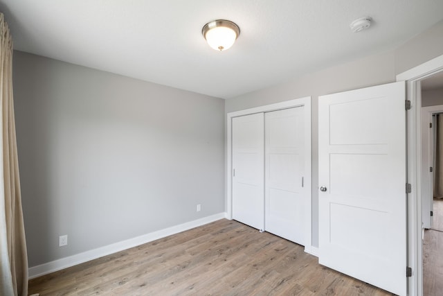 3605 Village Run Dr, Des Moines, IA 50317 - unfurnished bedroom featuring light wood-type flooring, a closet, and baseboards