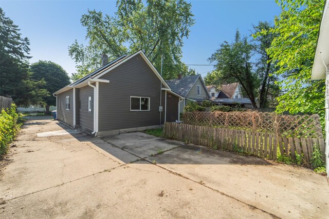 2336 E 13th St, Des Moines, IA 50316 - view of side of home