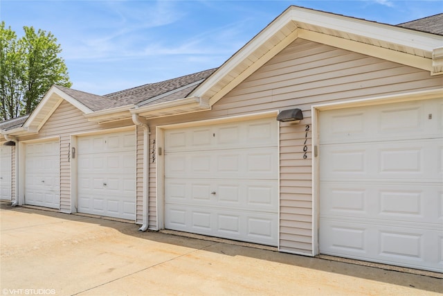 8601 Westown Pkwy Unit 21207, West Des Moines, IA 50266 - view of garage
