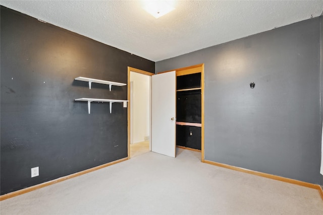2901 E 40th Ct, Des Moines, IA 50317 - unfurnished bedroom with carpet floors, baseboards, a textured ceiling, and a closet