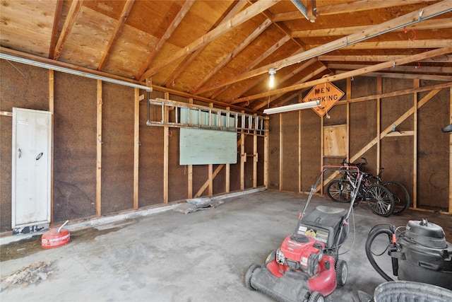 2901 E 40th Ct, Des Moines, IA 50317 - view of garage
