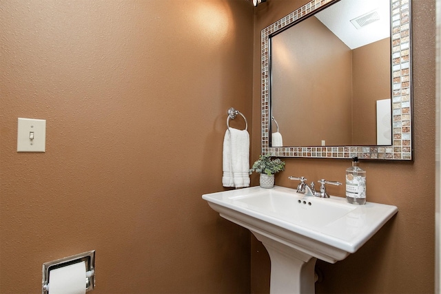 3510 Wolcott Ave, Des Moines, IA 50321 - view of bathroom