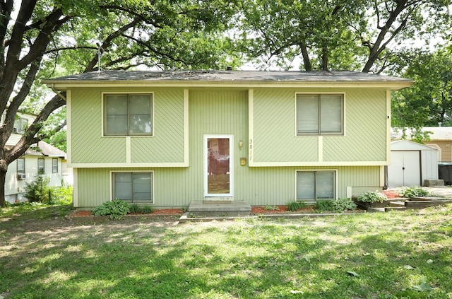 3811 SW 3rd St, Des Moines, IA 50315 - raised ranch featuring a front yard