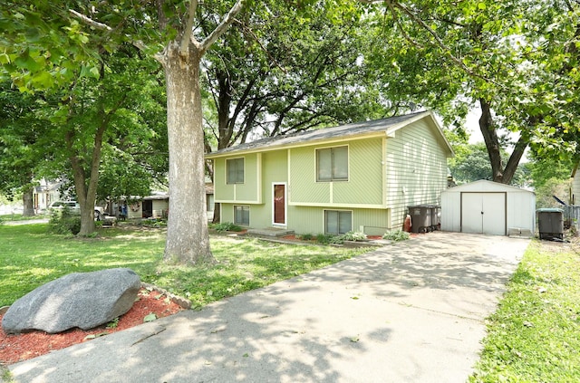 3811 SW 3rd St, Des Moines, IA 50315 - split foyer home with driveway and a front yard