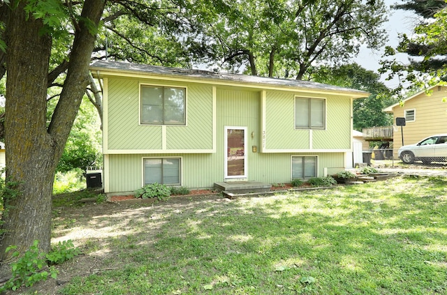 3811 SW 3rd St, Des Moines, IA 50315 - bi-level home with a front yard