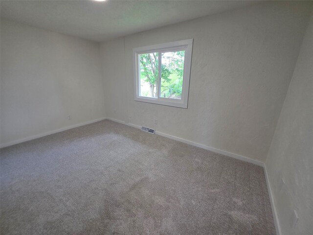 108 E Philip St, Des Moines, IA 50315 - carpeted empty room with baseboards
