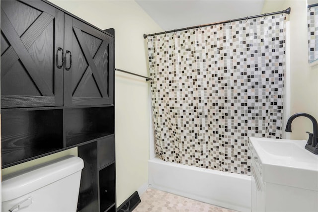 1127 10th St, Des Moines, IA 50314 - full bath featuring toilet, shower / bath combination with curtain, and vanity
