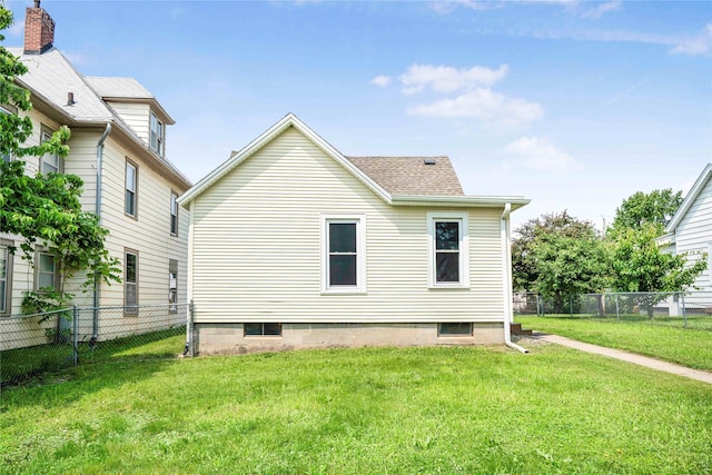 1127 10th St, Des Moines, IA 50314 - view of property exterior featuring roof with shingles