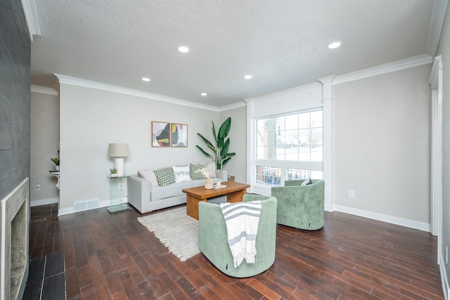 4005 Beaver Ave, Des Moines, IA 50310 - living area with dark wood-style floors, baseboards, crown molding, recessed lighting, and a textured ceiling