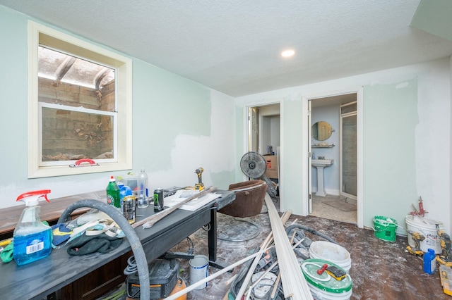4005 Beaver Ave, Des Moines, IA 50310 - bedroom featuring a textured ceiling and connected bathroom